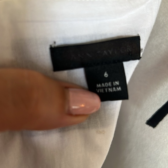 Ann Taylor Chic and Classic Black and White Striped Sheath Dress - Size 6 - Picture 10 of 11